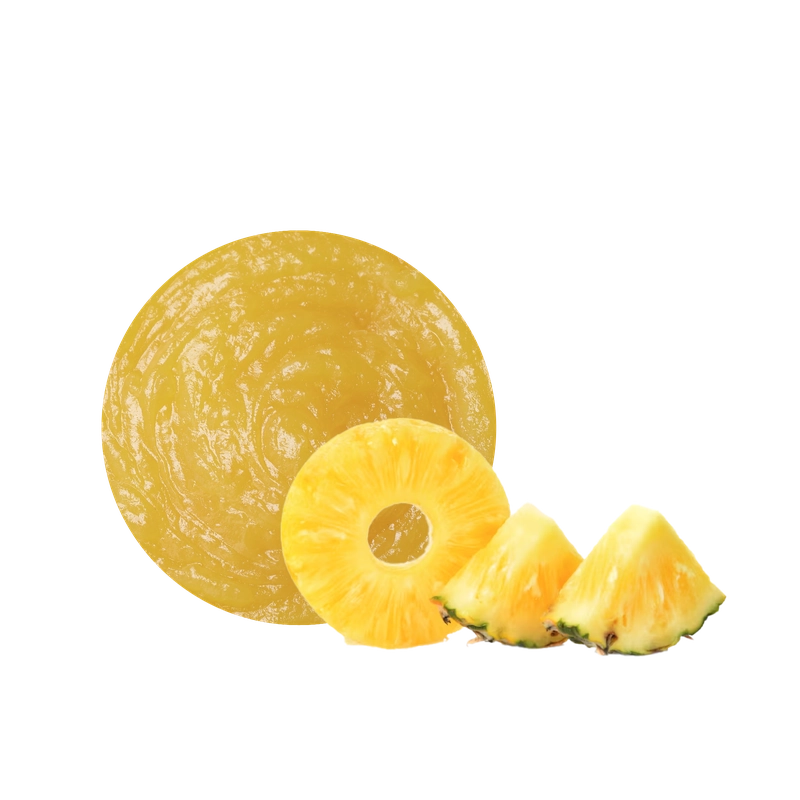 Puree thơm vàng óng đặt cạnh lát dứa tròn và các miếng dứa tươi cắt múi