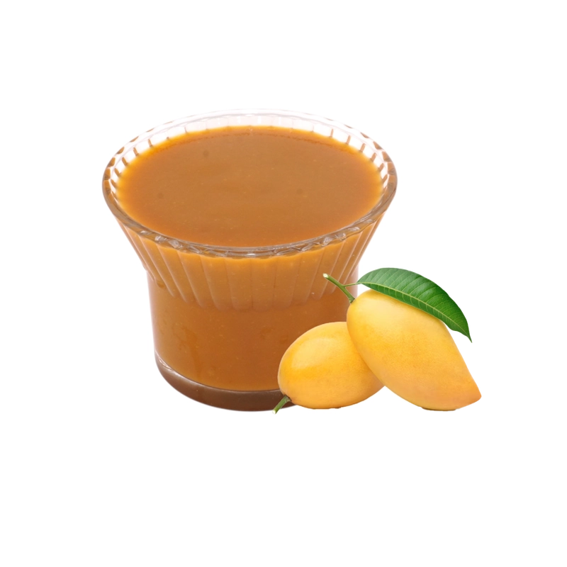 Ly nước ép xoài cô đặc sánh cạnh hai quả xoài chín, hàng của nhà cung ứng nước ép trái cây MDG