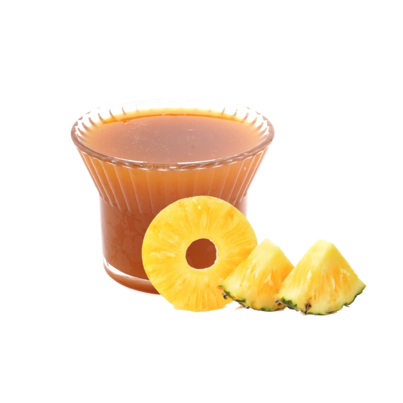 Ly nước ép dứa cô đặc màu hổ phách cạnh lát dứa, hàng của công ty cung cấp nước ép trái cây MDG