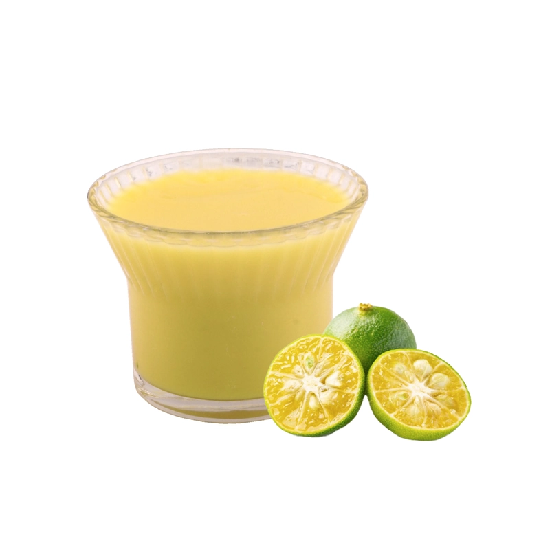 Ly nước ép tắc Calamansi cô đặc màu vàng nhạt đặt cạnh những quả tắc bổ đôi