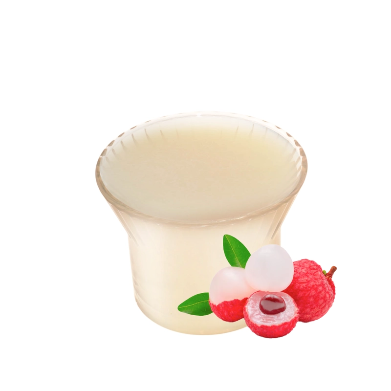 Ly nước ép vải cô đặc màu trắng ngà cạnh chùm vải tươi, hàng của đơn vị cung cấp nước ép trái cây