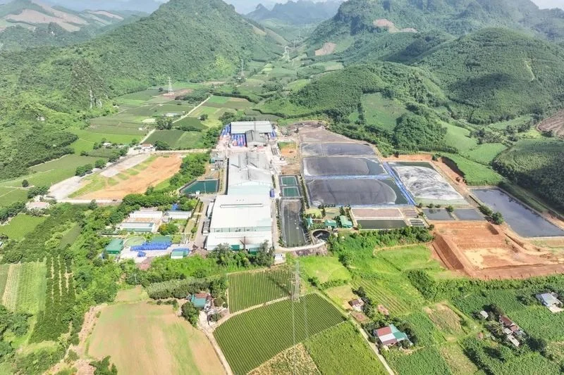 Nhà máy AHS nhìn từ trên cao giữa thung lũng Nghệ An, công ty cung cấp tinh bột sắn thuộc hệ sinh thái AIG