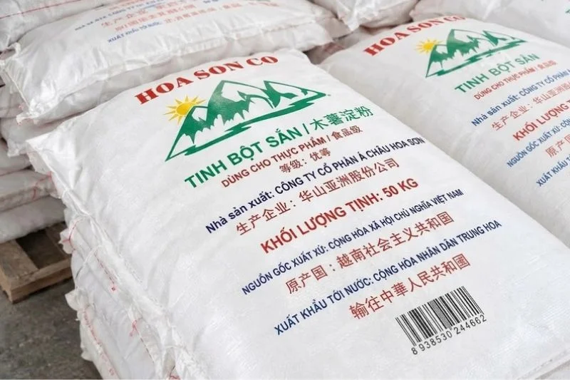 Các bao tinh bột sắn Hoa Sơn 50 kg xếp chồng trên pallet, bao bì của nhà cung cấp tinh bột sắn AHS