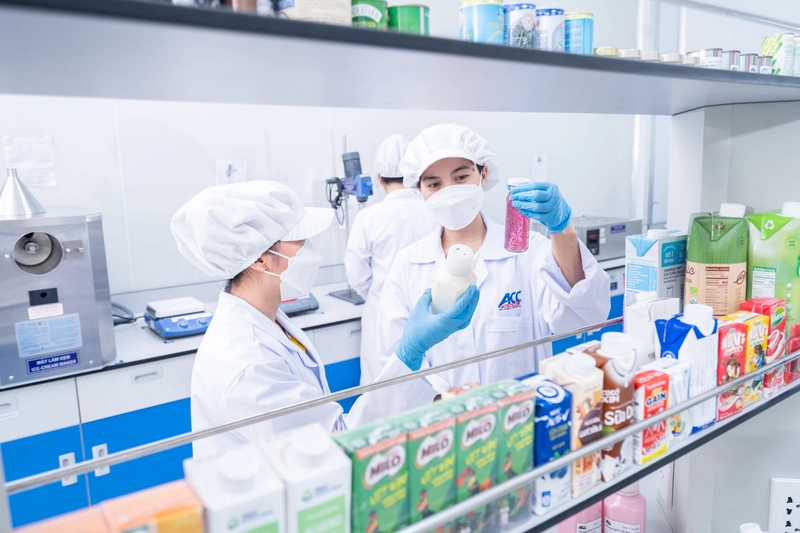 Chuyên viên ACC kiểm tra mẫu trong phòng thí nghiệm, nơi đánh giá chất lượng nutrition ingredients