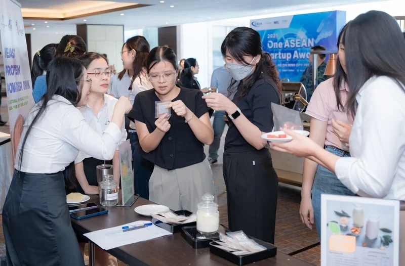 Khách tham quan nếm thử sản phẩm mẫu từ bột đạm nấm men tại quầy giới thiệu trong sự kiện